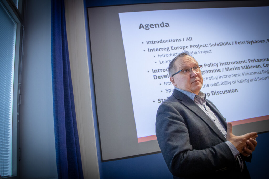 SafeSkills-projekti kokoontui Kelloportinkadulla Business Tampereen kutsumana. Sidosryhmäpalaveri. EU:n Interreg Europe -projektin tarkoitus on ammattitaitoisen työvoiman saatavuuden lisääminen turvallisuus- ja puolustusaloilla. Kuvaaja: Petri Kangas / Business Tampere