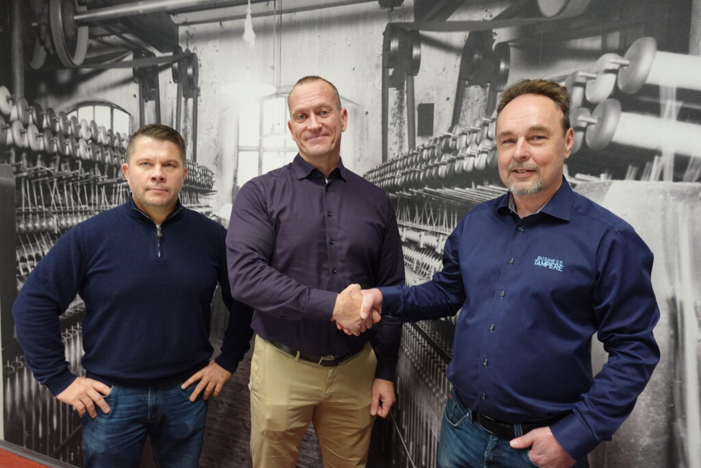 Business Tampere onnittelee Enicon toimitusjohtajaa Marko Lähteenmäkeä.