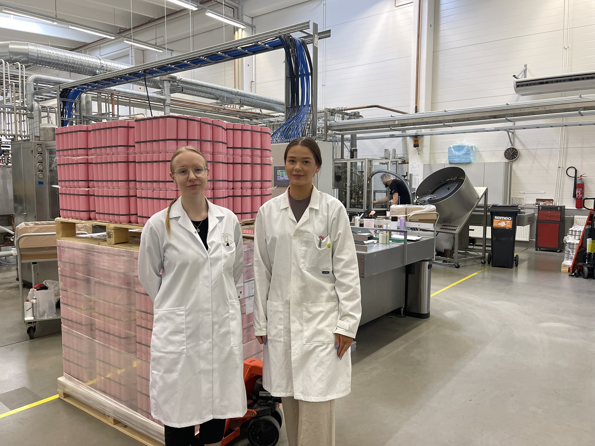 Kemisti Annastiina (vasen) ja estenomi Ilona Vehviläinen (okea)