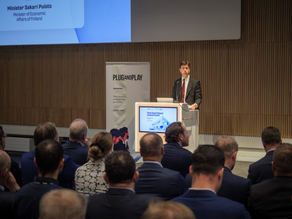 Ministeri Sakari Puisto piti avauspuheen TechHub Finlandin avajaisissa Tampere-talossa. 
