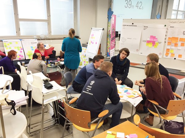 Tampereen kaupungin joukkoliikenteen infojärjestelmien hackatonissa ideoitiin parempia julkisia palveluita.