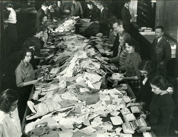 Pre-sorting mail just before Christmas, on 21 December 1949. Photo: Postal Museum.​