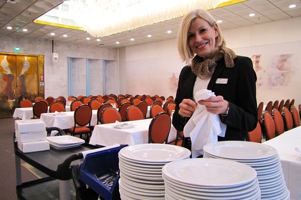 Hotellinjohtaja Irmeli Puolanne valmistautuu tamperelaisten päiväkotien päivään, jonka aikana 250 päiväkotilasta nauttii Ilveksessä ohjelmasta ja kolmen ruokalajin pöytiin tarjoillusta lounaasta. Yhteistyö päiväkotien kanssa tuottaa iloa kaikille osapuolille.​